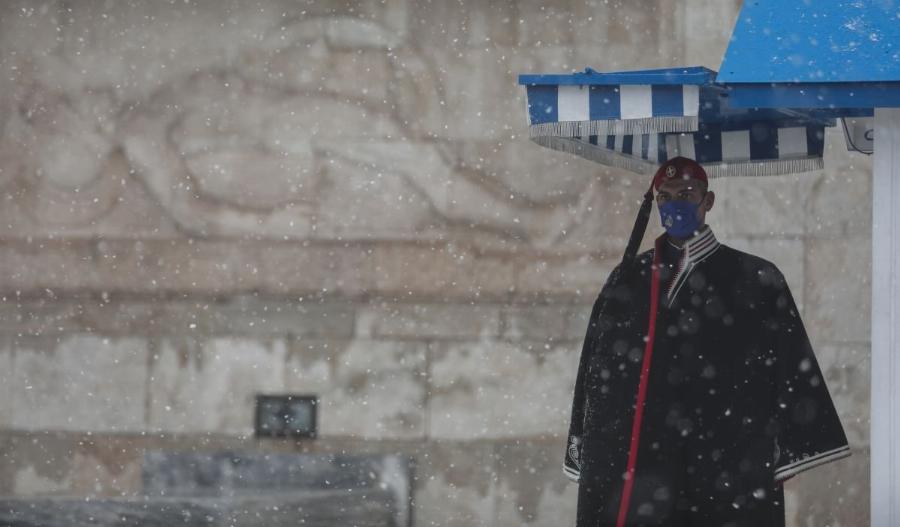 «Γεια σου μάγκα τσολιά μου»: Οι Εύζωνες δεν λυγίζουν από την κακοκαιρία