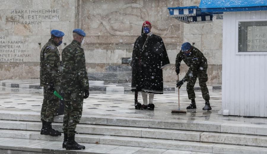 «Γεια σου μάγκα τσολιά μου»: Οι Εύζωνες δεν λυγίζουν από την κακοκαιρία