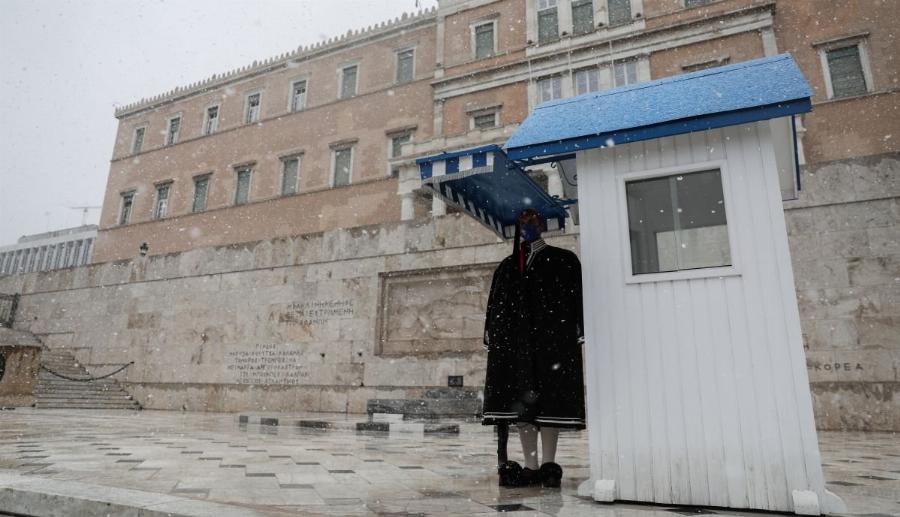 «Γεια σου μάγκα τσολιά μου»: Οι Εύζωνες δεν λυγίζουν από την κακοκαιρία