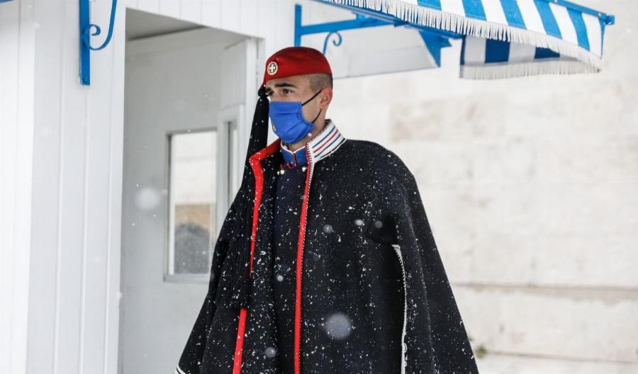 «Γεια σου μάγκα τσολιά μου»: Οι Εύζωνες δεν λυγίζουν από την κακοκαιρία