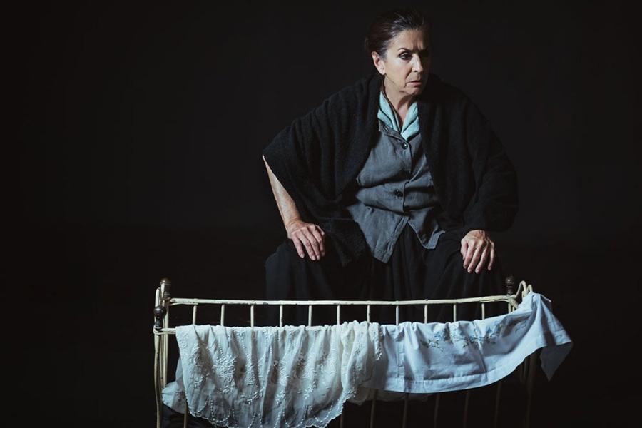 Νένα Μεντή: «Oι Τρεις Χάριτες ήταν η πρώτη μου επιτυχία, κι ας ήμουν 45 ετών. Ο χρόνος δεν με απασχολεί»