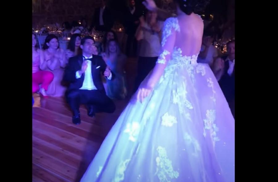 Νύφη χόρεψε ζεϊμπέκικο και έκανε τον γαμπρό να πέσει στα γόνατα – αποθέωση από τους καλεσμένους
