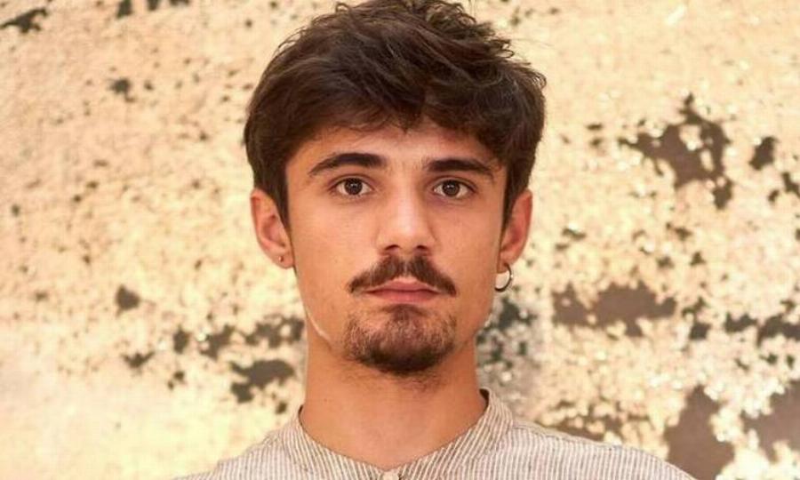 Κώστας Νικούλι: «Είχα ροζ ταυτότητα και είμαι περήφανος για την καταγωγή μου – Πηγαίναμε στο Αλλοδαπών στις 5:00 το πρωί»