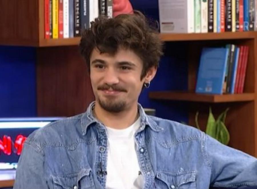 Κώστας Νικούλι: «Είχα ροζ ταυτότητα και είμαι περήφανος για την καταγωγή μου – Πηγαίναμε στο Αλλοδαπών στις 5:00 το πρωί»