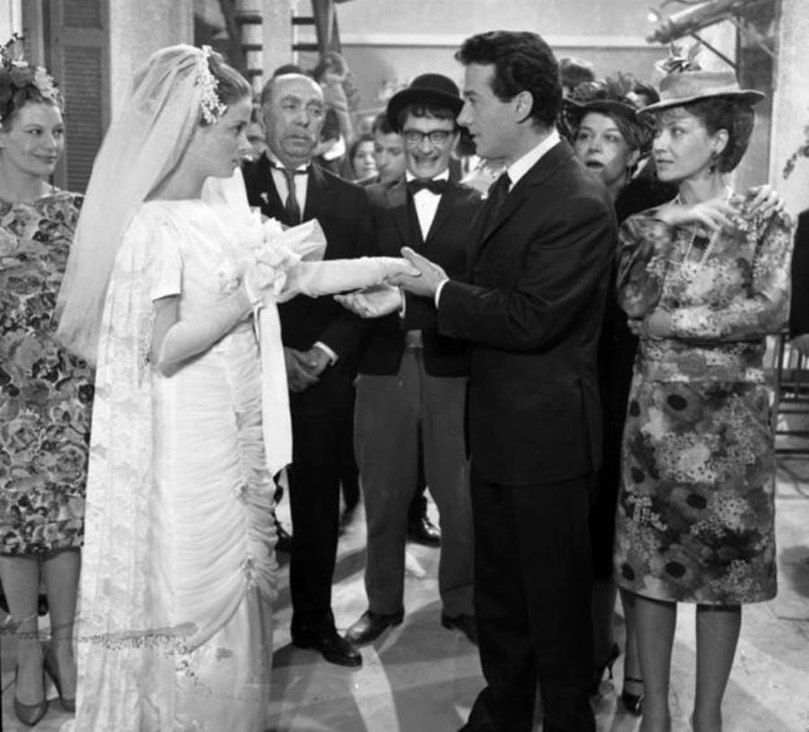 Νόρα Βαλσάμη: Οι 23 ταινίες, η γνωριμία με τον σύζυγο της, το πρόβλημα υγείας και η σπάνια φωτογραφία με τον μοναχογιό της