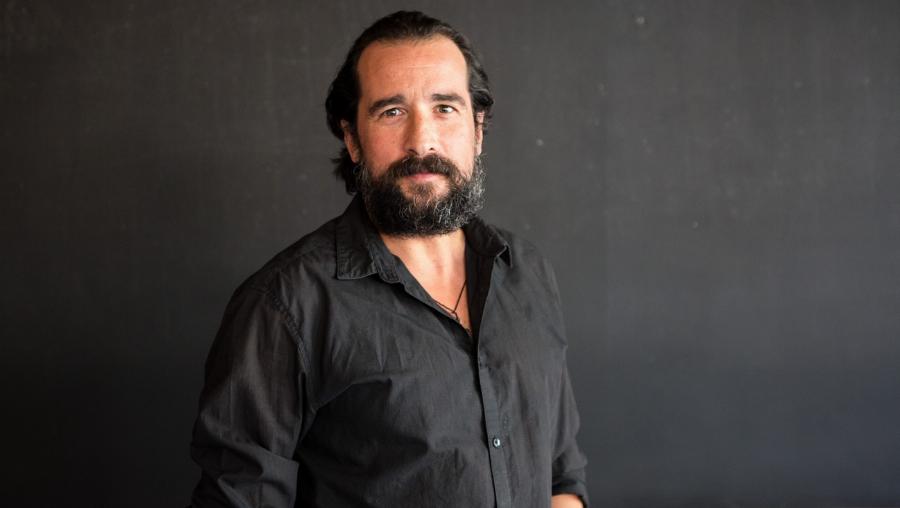 Τάσος Νούσιας: Ο ρόλος στο Σασμό, η Γυμναστική Ακαδημία, ο τραυματισμός, η πορεία στο Κρατικό Θέατρο και η γυναίκα της ζωής του