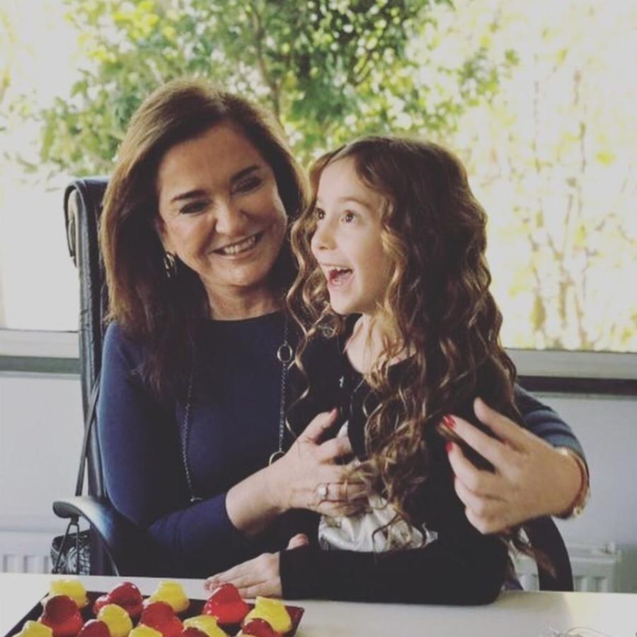 Ντόρα Μπακογιάννη: Η τρυφερή φωτογραφία με τα 6 εγγόνια της και ανεκτίμητος ρόλος της γιαγιάς