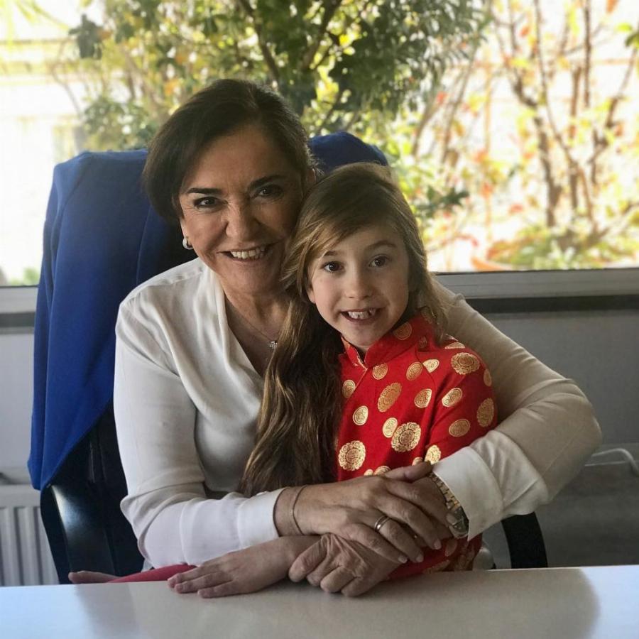 Ντόρα Μπακογιάννη: Η τρυφερή φωτογραφία με τα 6 εγγόνια της και ανεκτίμητος ρόλος της γιαγιάς