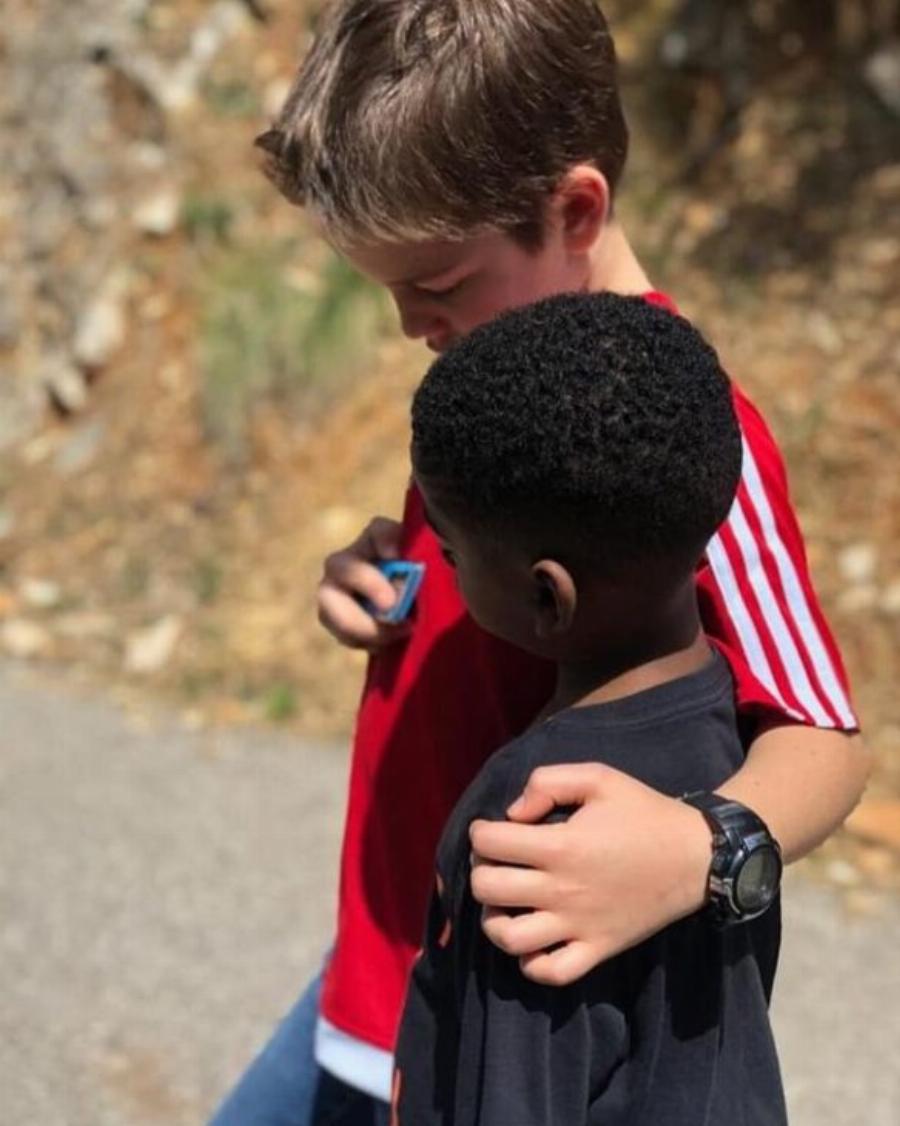 Ντόρα Μπακογιάννη: Η τρυφερή φωτογραφία με τα 6 εγγόνια της και ανεκτίμητος ρόλος της γιαγιάς