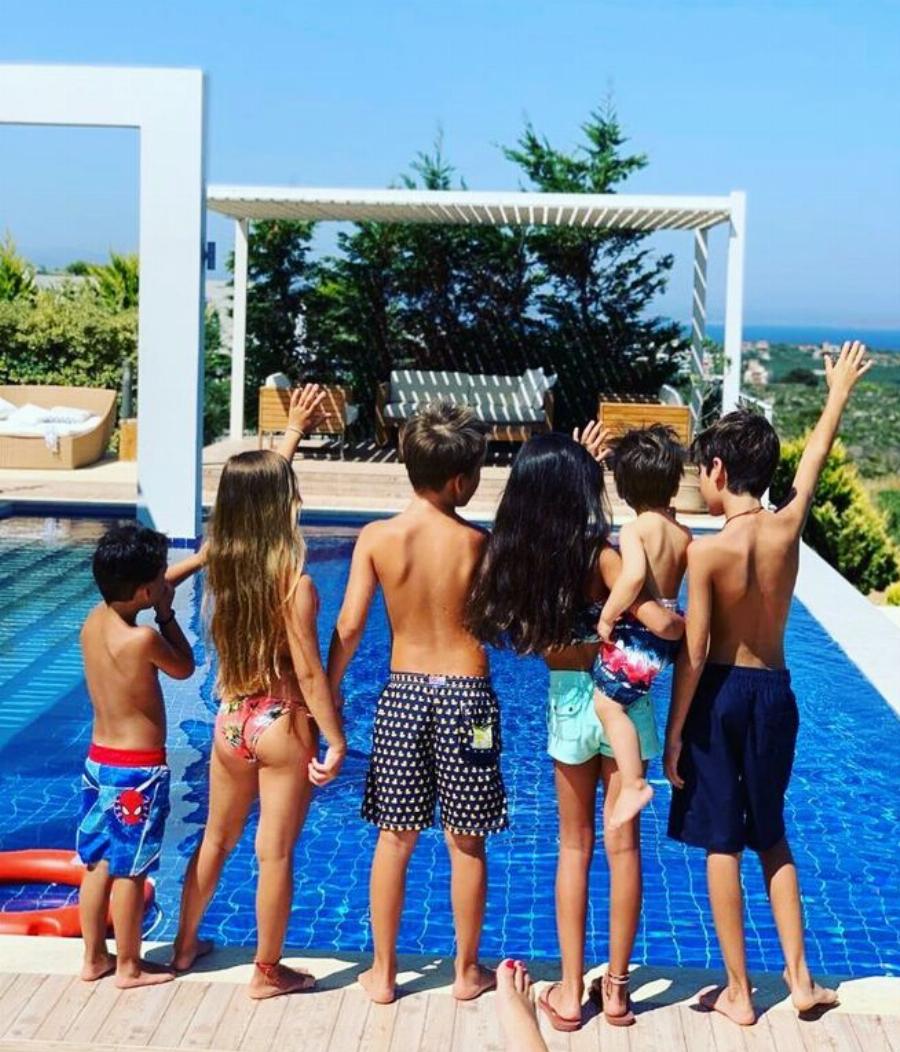 Ντόρα Μπακογιάννη: Η τρυφερή φωτογραφία με τα 6 εγγόνια της και ανεκτίμητος ρόλος της γιαγιάς