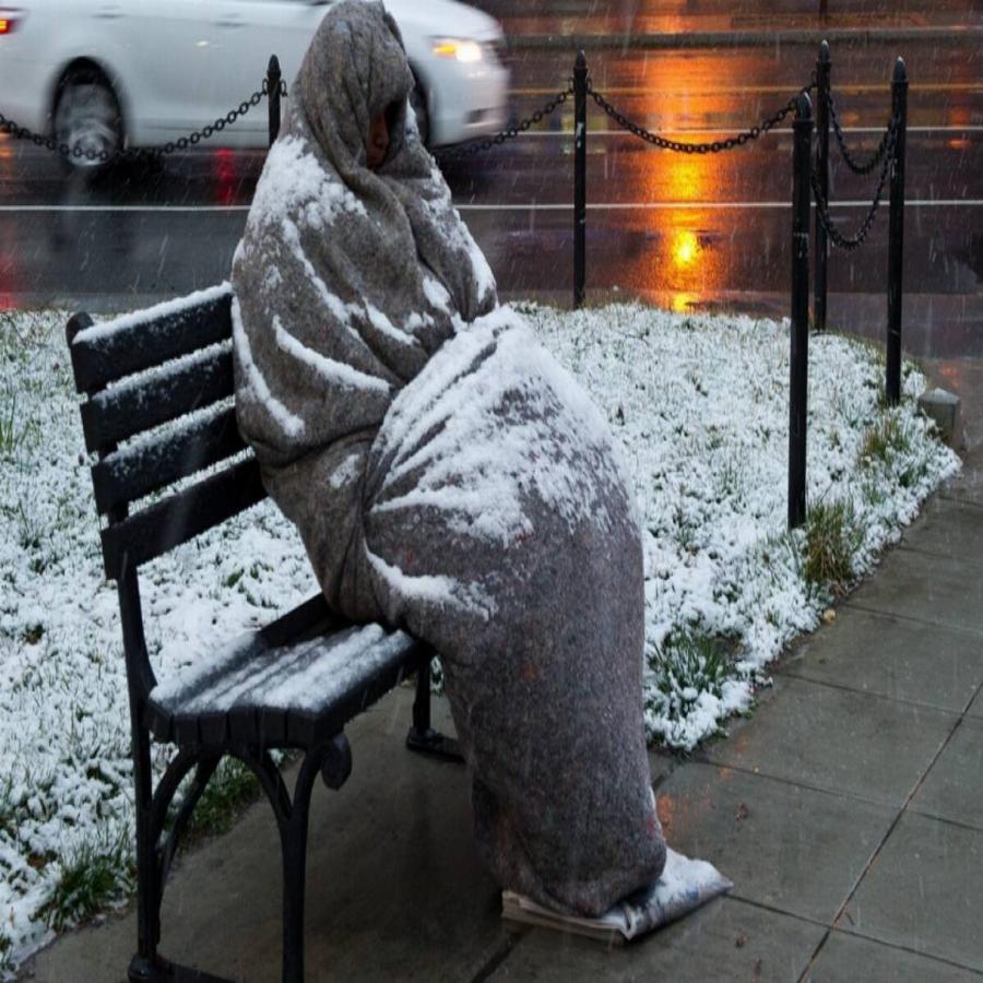 «Κρυώνω μαμά κάνε κάτι»: Χιόνιζε και κοιμόμουν με την κόρη μου στον δρόμο ώσπου μας πήρε σπίτι του ένας άγνωστος