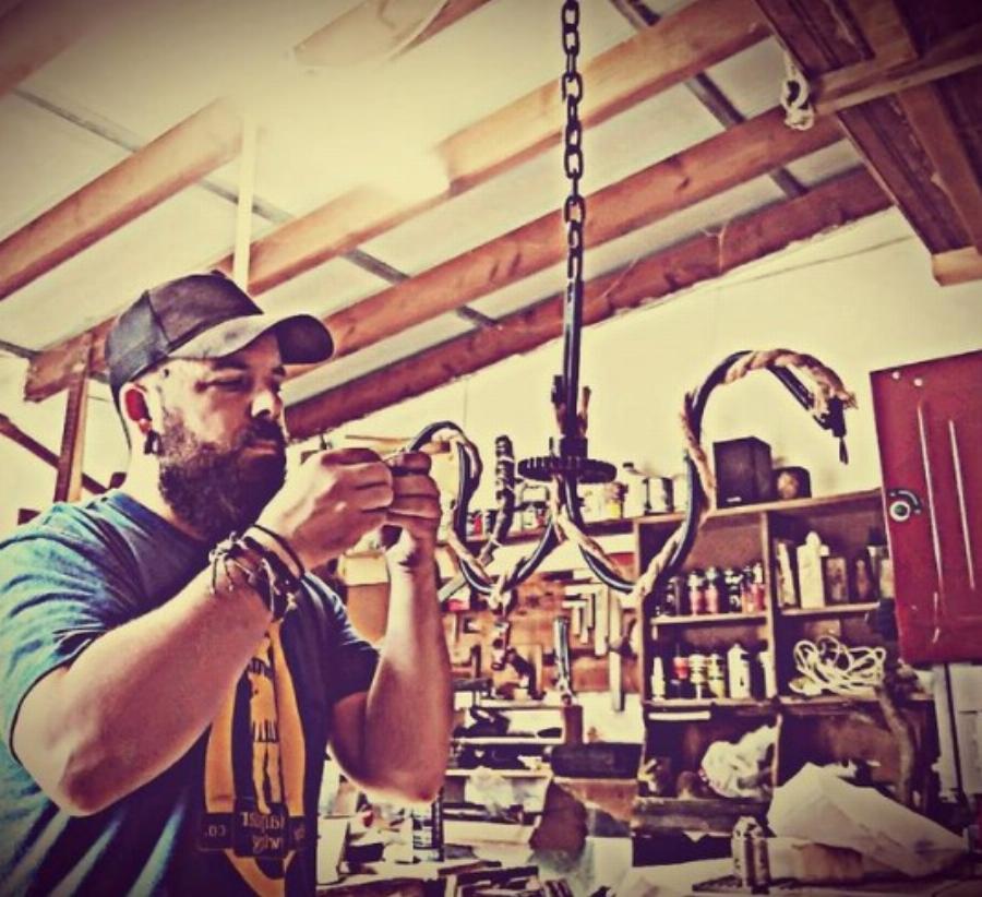 Σάκης Ρουβάς: Ποιος είναι ο τρίτος αδελφός του, που ζει εκτός Αθήνας και μακριά από τα φώτα της δημοσιότητας