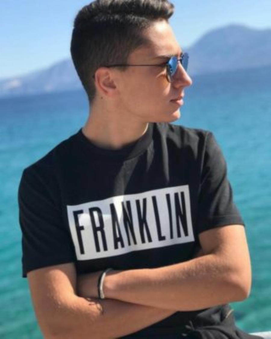 Μάνος Τσαγκαράκης: Ο μικρός Δημήτρης από «Το Νησί» έχει μεγαλώσει και πλέον είναι ένας γοητευτικός νεαρός