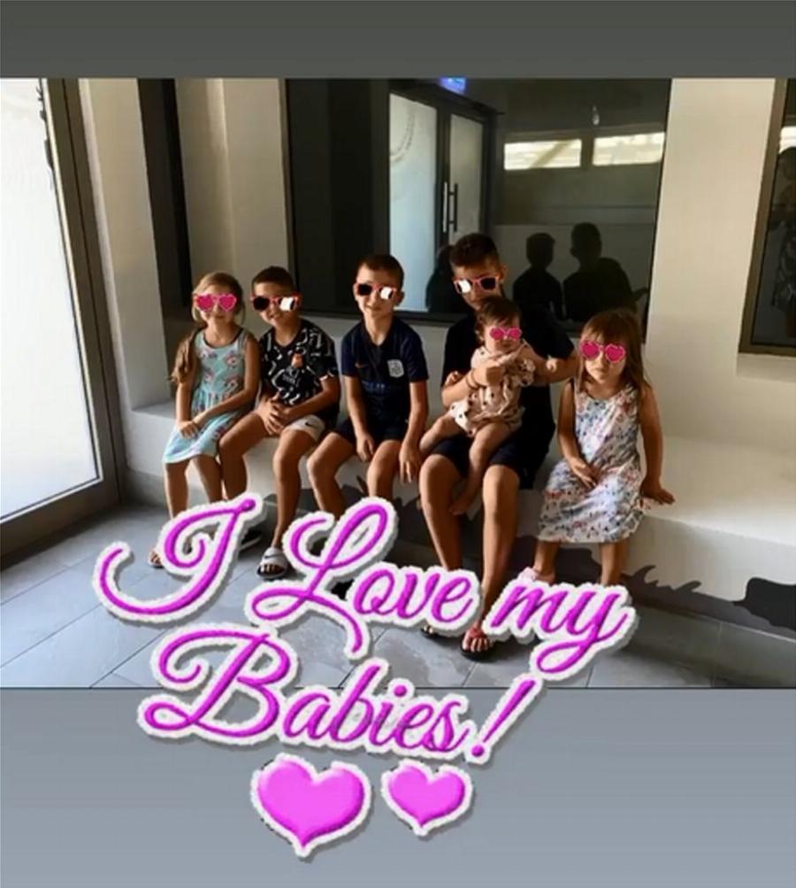 Ολυμπία Χοψονίδου: Μας δείχνει για πρώτη φορά τα πρόσωπα των 6 παιδιών της