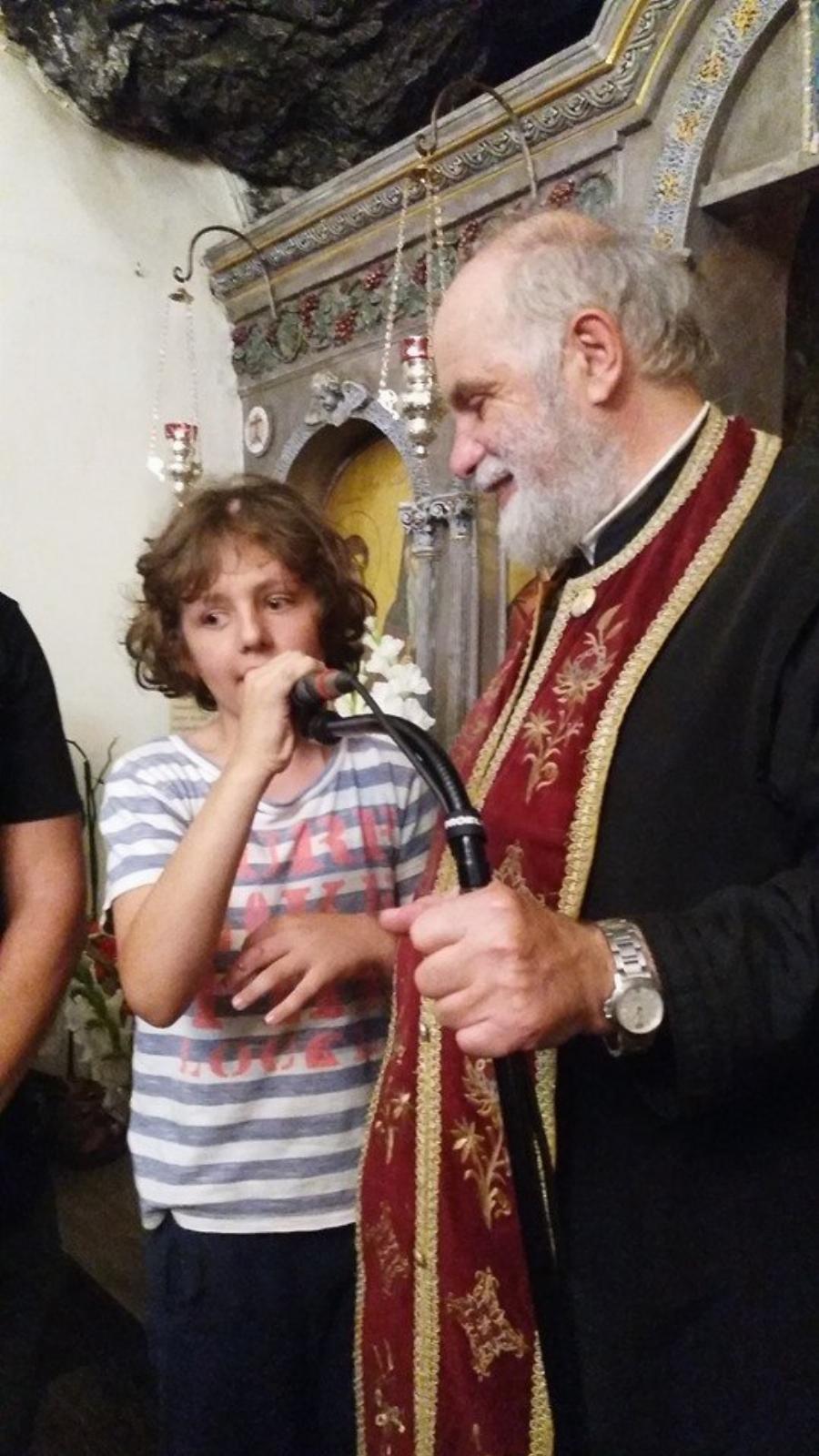 Παιδάκι με πρόβλημα όρασης βλέπει στην Εκκλησία των Αγίων Ισιδώρων