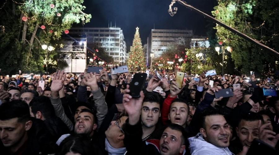 Υγειονομική «βόμβα» με χιλιάδες Πακιστανούς το Σύνταγμα στο ρεβεγιόν – Εκκωφαντικά απούσα η ΕΛΑΣ