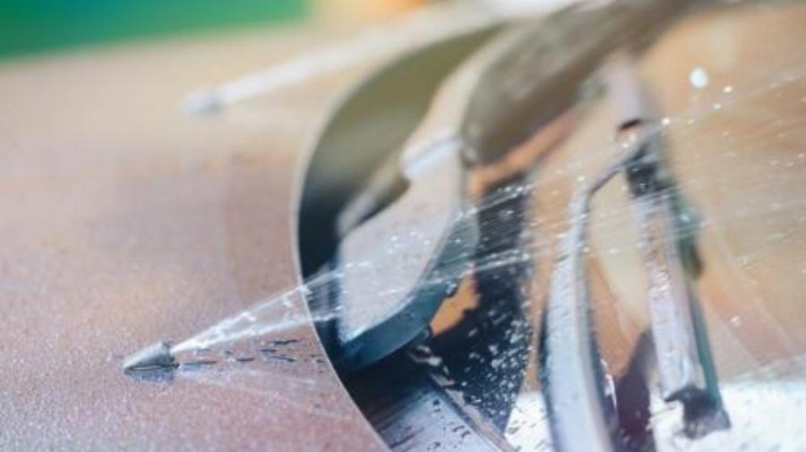 Ο λόγος που δεν πρέπει ποτέ να βάζετε νερό στα πιτσιλιστήρια του αμαξιού σας