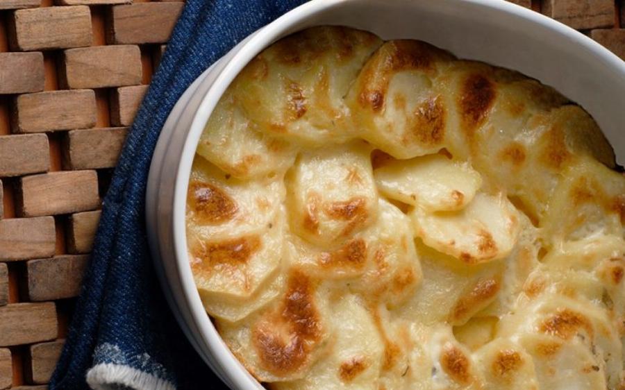 Το μυστικό με το γάλα: Η διαφορετική συνταγή για τις πιο λαχταριστές πατάτες φούρνου