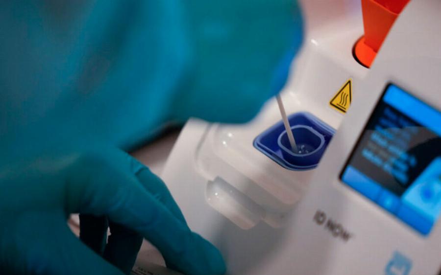 Ένας σύλλογος Γονέων τα κατάφερε καλύτερα και από την κυβέρνηση: Έκλεισε PCR test με 28 ευρώ