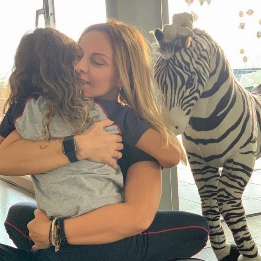 Πέγκυ Ζήνα: Η τρυφερή δημοσίευση του συζύγου της και η απίστευτη ομοιότητα με την κόρη της