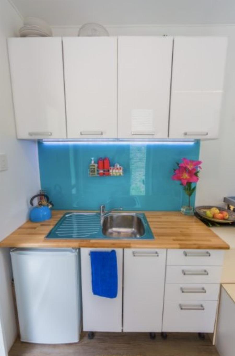 Παλιό κοντέινερ 32 τ.μ: Έγινε το εξοχικό των ονείρων της, το εσωτερικό του είναι υπέροχο και έχει όλες τις ανέσεις