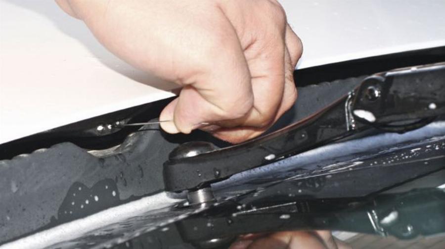 Ο λόγος που δεν πρέπει ποτέ να βάζετε νερό στα πιτσιλιστήρια του αμαξιού σας