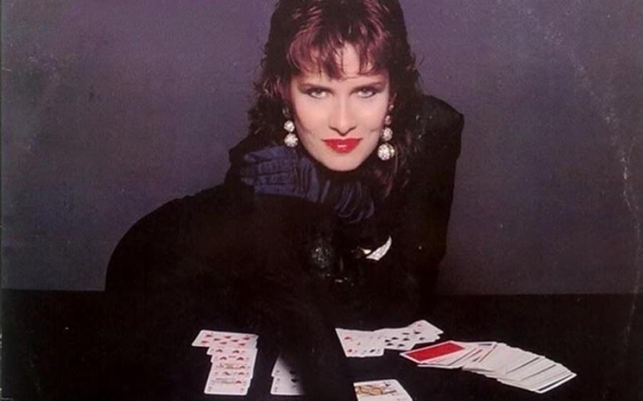 Πωλίνα: To είδωλο των 80’s, το εξώγαμο παιδί και η οικονομική κατάρρευση