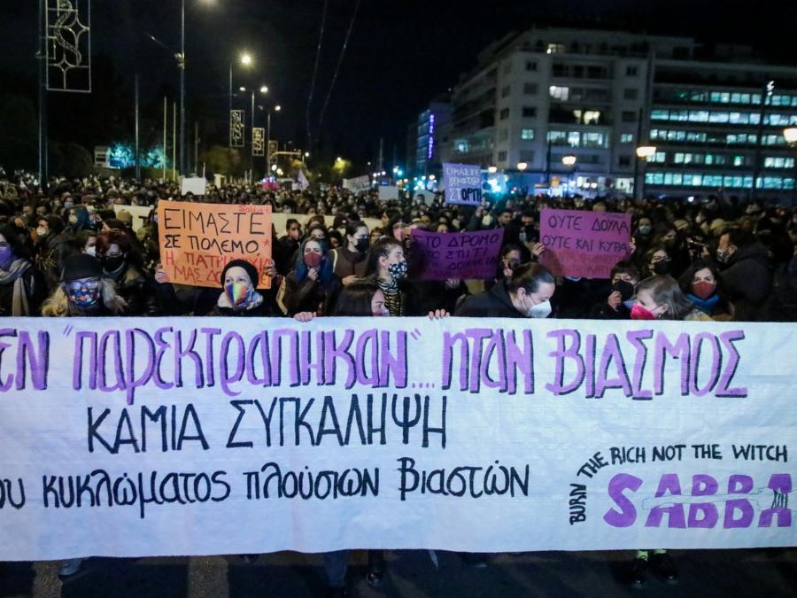 «Αδελφή μου, εγώ σε πιστεύω»: Πλήθος κόσμου κατέκλυσε το Σύνταγμα στην πορεία συμπαράστασης στην 24χρονη Γεωργία Μπίκα