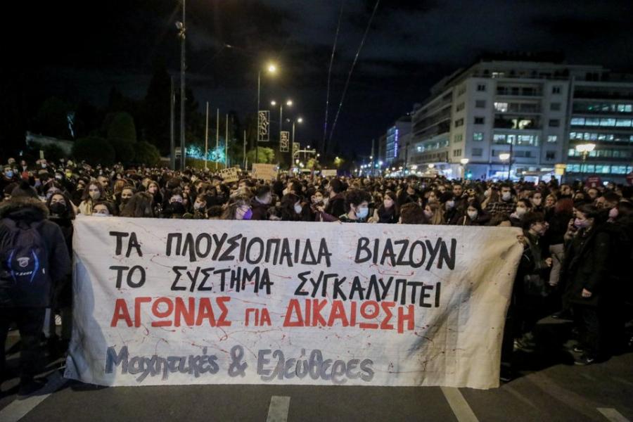 «Αδελφή μου, εγώ σε πιστεύω»: Πλήθος κόσμου κατέκλυσε το Σύνταγμα στην πορεία συμπαράστασης στην 24χρονη Γεωργία Μπίκα