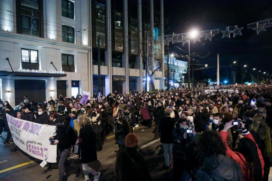 «Αδελφή μου, εγώ σε πιστεύω»: Πλήθος κόσμου κατέκλυσε το Σύνταγμα στην πορεία συμπαράστασης στην 24χρονη Γεωργία Μπίκα