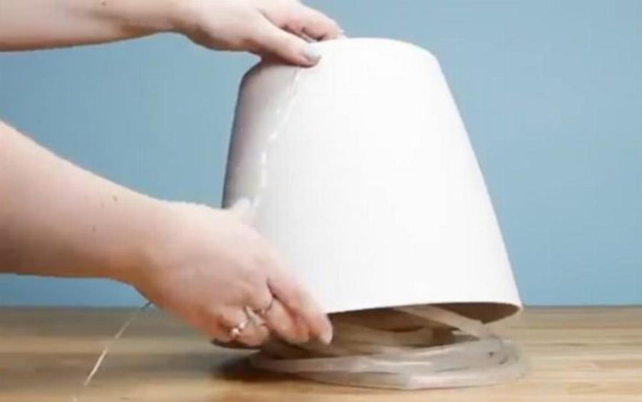 Ο τρόπος για να φτιάξετε φωτιζόμενες γλάστρες για μια ονειρεμένη ατμόσφαιρα στο μπαλκόνι ή την αυλή σας