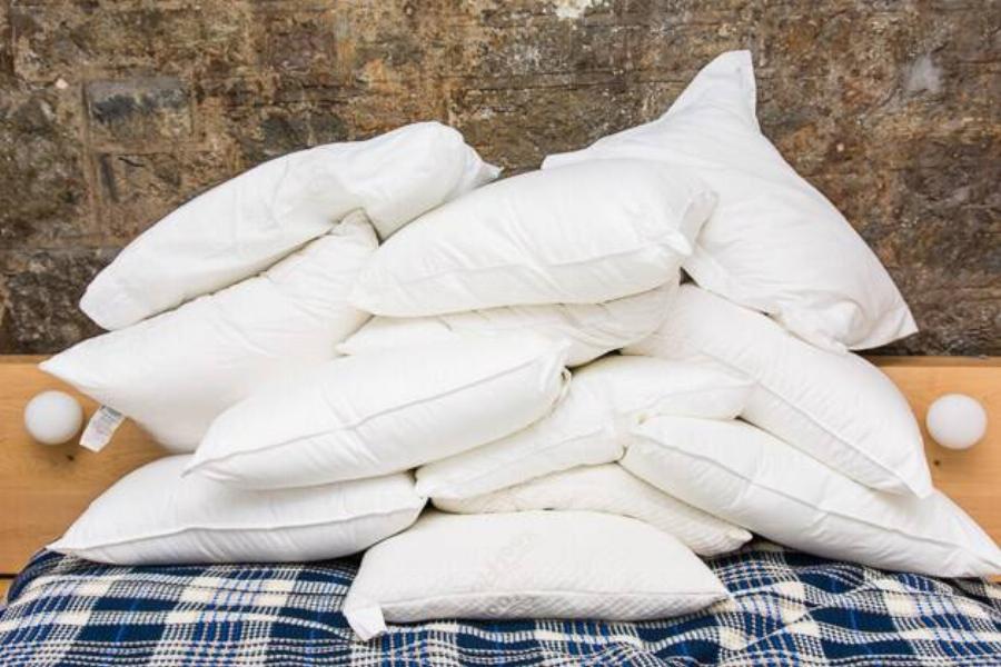 Τέσσερις έξυπνες λύσεις για να καθαρίσετε τα μαξιλάρια από ακάρεα και βρωμιές και να τα κάνετε σαν καινούργια