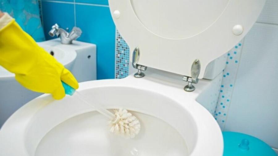 Πουρί στο μπάνιο: Οι 6 έξυπνοι τρόποι για να εξαφανιστεί, με σπιτικά υλικά και χωρίς καθόλου κόπο