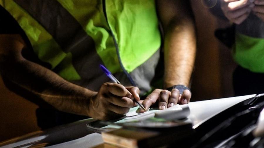 Από σήμερα το πρόστιμο των 100 ευρώ μέσω εφορίας για τους ανεμβολίαστους