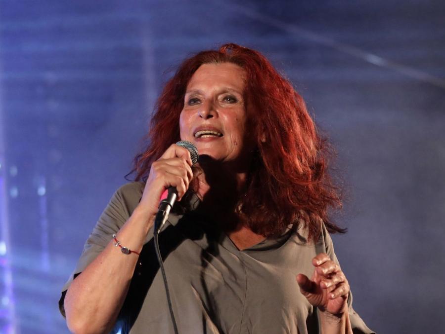 Πωλίνα: To είδωλο των 80’s, το εξώγαμο παιδί και η οικονομική κατάρρευση