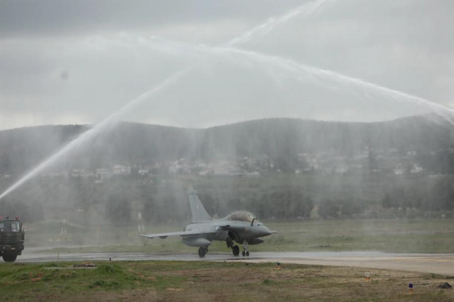 «Καλωσορίσατε στο σπίτι σας, καλές προσγειώσεις πάντα με ασφάλεια»: Έφτασαν τα Rafale στην Ελλάδα