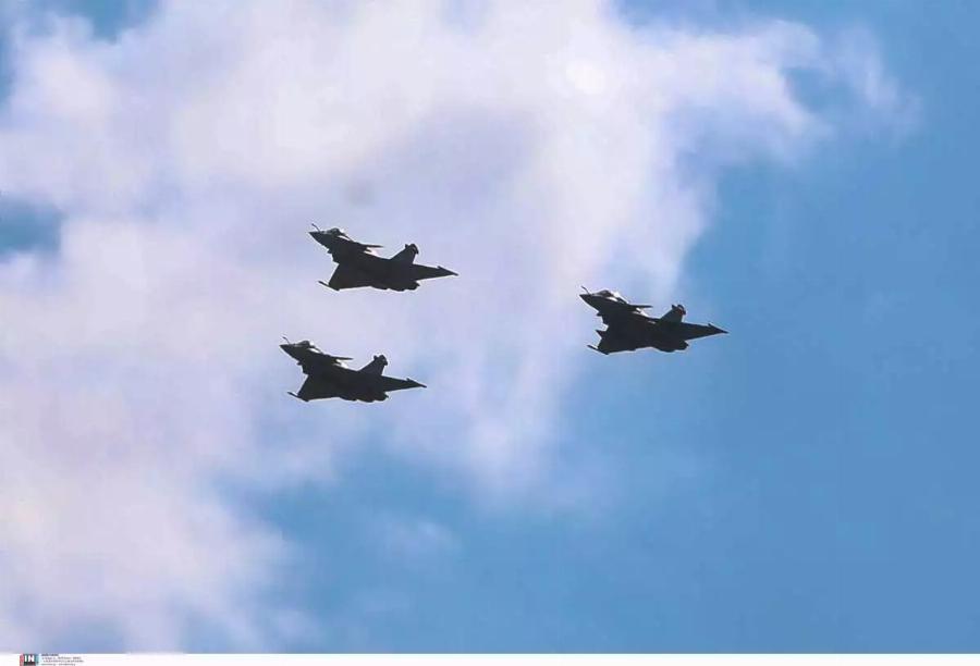 «Καλωσορίσατε στο σπίτι σας, καλές προσγειώσεις πάντα με ασφάλεια»: Έφτασαν τα Rafale στην Ελλάδα