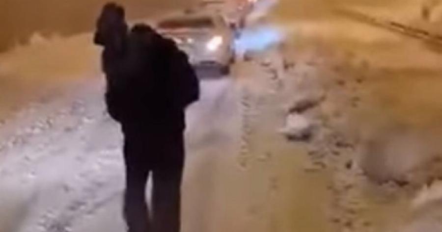 Ελλάδα 2022: Γονιός αναγκάστηκε να περπατήσει 2,5 χλμ. στην Αττική Οδό με το παιδί του στην αγκαλιά