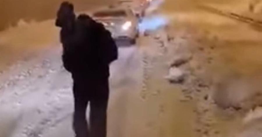 Ελλάδα 2022: Γονιός αναγκάστηκε να περπατήσει 2,5 χλμ. στην Αττική Οδό με το παιδί του στην αγκαλιά