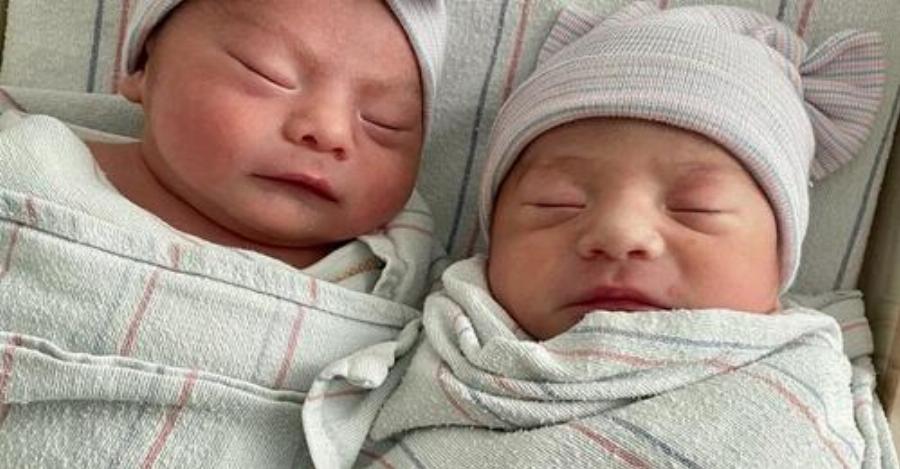 Tα δίδυμα που έχουν διαφορά ενός έτος – Τα πρόλαβε το 2022