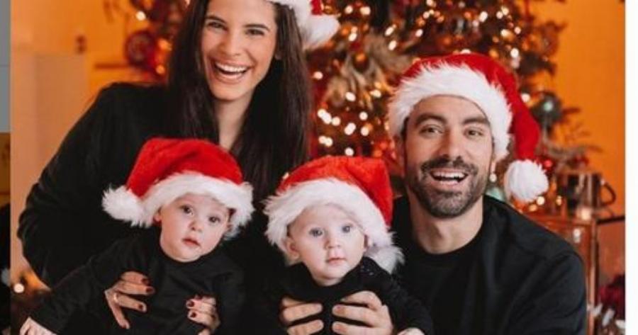 Σάκης Τανιμανίδης – Χριστίνα Μπόμπα: Εύχονται καλή χρονιά αγκαλιά με τα δίδυμα