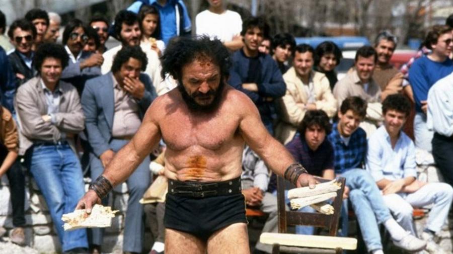 Σαμψών: Ο Έλληνας “γίγαντας” που έσπαγε μάρμαρα με το κεφάλι – Η απώλεια που του τσάκισε της ζωή και ο θάνατος από πνευμονία