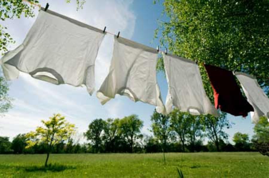 Ανακατέψτε αυτά τα υλικά για να κάνετε το σπίτι και τα ρούχα σας να μυρίζουν φρεσκάδα και καθαριότητα