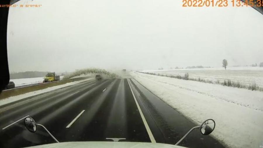 Κάνει το γύρο του διαδικτύου: Εκχιονιστικό διαλύει περισσότερα από 40 αυτοκίνητα στο πέρασμά του