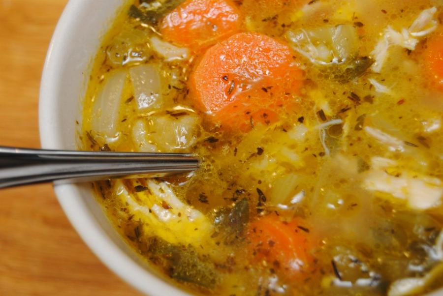 Πεντανόστιμη συνταγή για τη πιο εύκολη κοτόσουπα μόνο σε 6 βήματα