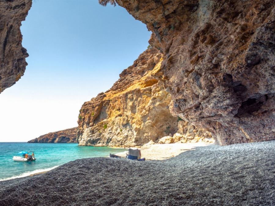 Σπηλιές με τζακούζι: Κρητικός αγόρασε τις σπηλιές που ζούσαν οι λεπροί και τις έκανε δωμάτια για το Airbnb