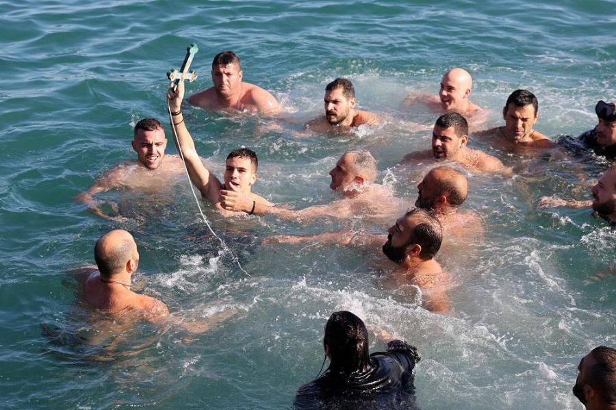 16χρονος έπιασε τον Σταυρό στο λιμάνι του Ηρακλείου – Με λαμπρότητα ο εορτασμός των Θεοφανείων