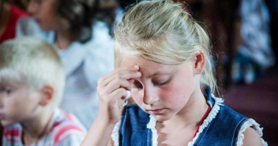 Σταυρός: Ποιοι είναι οι λόγοι που κάνουμε τον σταυρό μας με το δεξί χέρι – Τι συμβολίζουν τα 2 κάτω δάχτυλα που είναι κλειστά