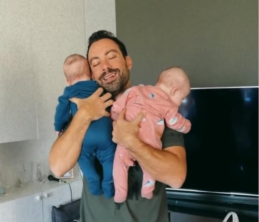 Σάκης Τανιμανίδης: Tο αξιολάτρευτο βίντεο με τις κόρες του που απολαμβάνουν το χιόνι