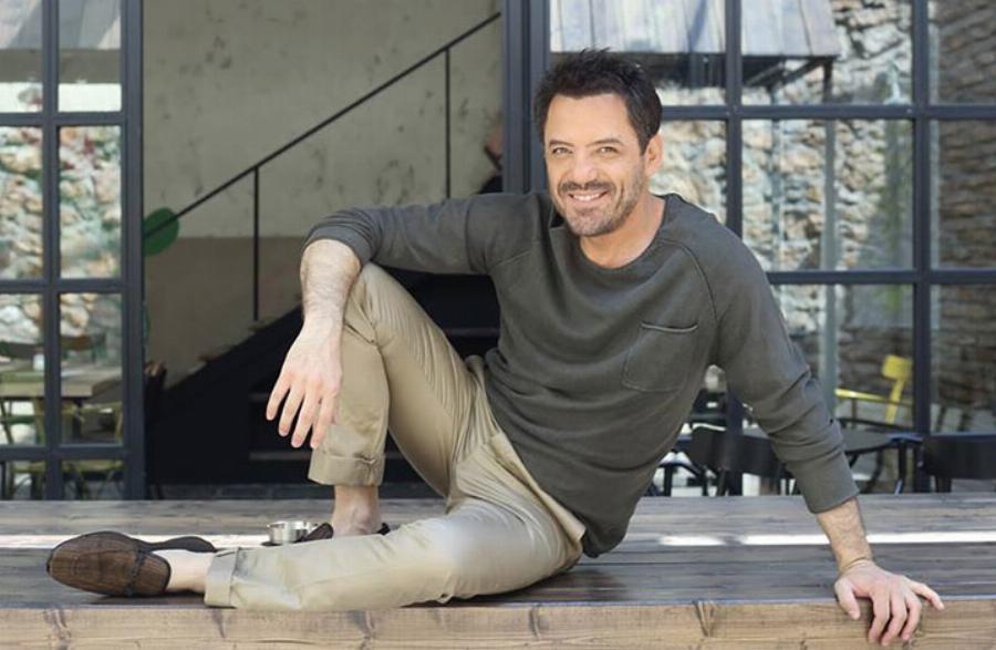 Τίτος Καλλίρης: Το παιδί του Θάνου Καλλίρη έγινε 21 χρονών, είναι ένας γοητευτικός νεαρός και έχει μεγάλη ομοιότητα με τον μπαμπά του